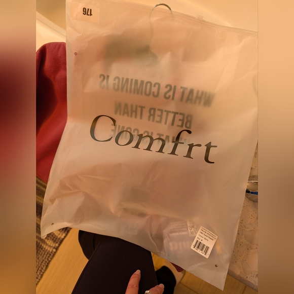 Comfrt DND Travel Hoodie In Berry - Picture 5 of 12